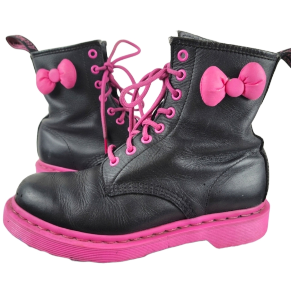 RARE🔥 2010 Dr. MARTENS - Hello Kitty Boot (black/pink) US6